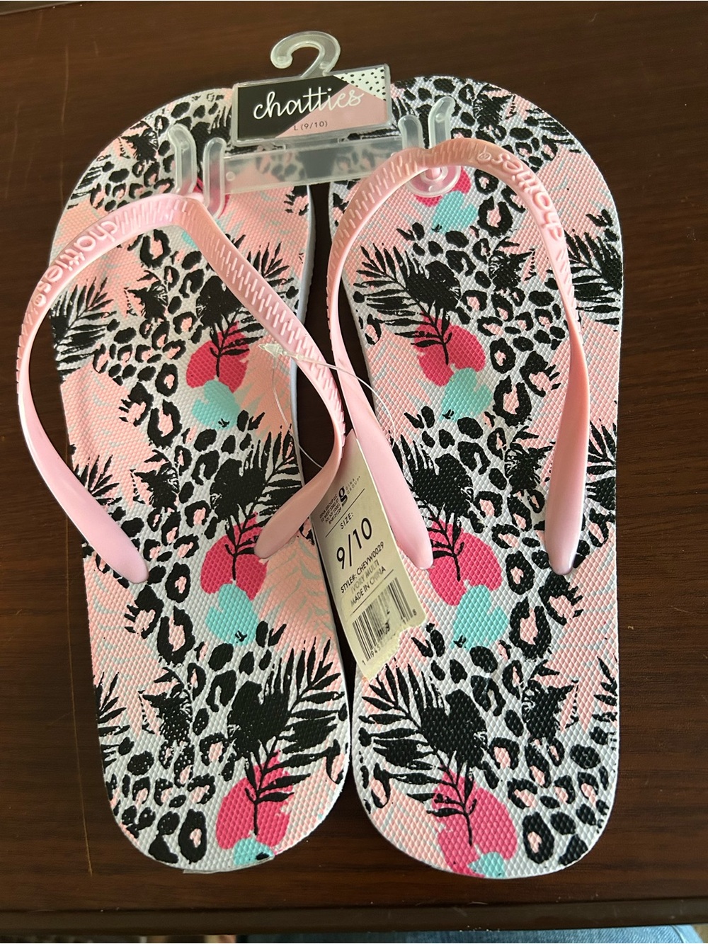 NWT Chatties pink print flip flops size 9/10